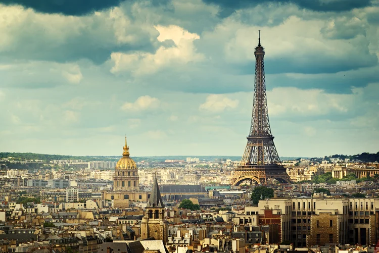 Paris: por preços similares ao do aparelho, é possível viajar ao exterior (IakovKalinin/Thinkstock)