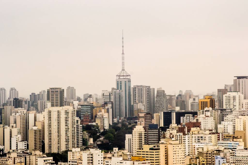 Abril começa com tempo nublado e previsão de chuva em SP