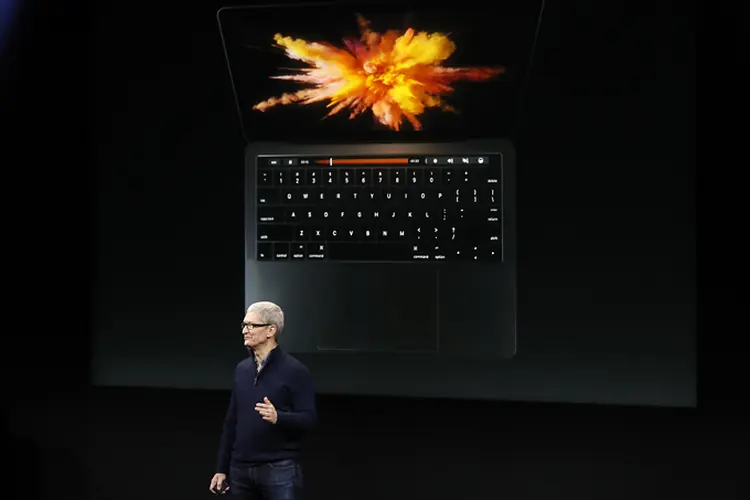 MacBook Pro: novo notebook da Apple traz barra interativa acima do teclado (Stephen Lam/Getty Images)