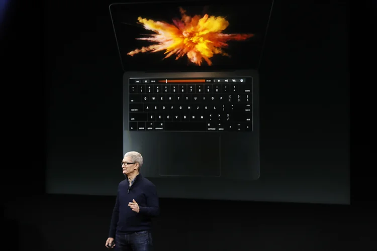 MacBook Pro: novo notebook da Apple traz barra interativa acima do teclado (Stephen Lam/Getty Images)