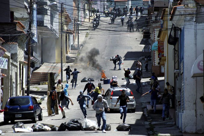 Oposição venezuelana volta a protestar contra Maduro