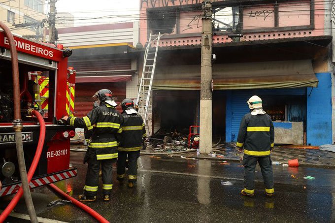 Incêndio em São Paulo deixa 4 mortos e 24 feridos