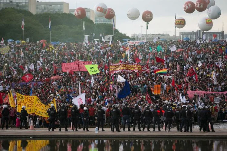 Protestos: o conflito se intensificou quando um grupo de manifestantes virou um carro de reportagem estacionado próximo à rampa do Congresso (Fabio Rodrigues Pozzebom/Agência Brasil)