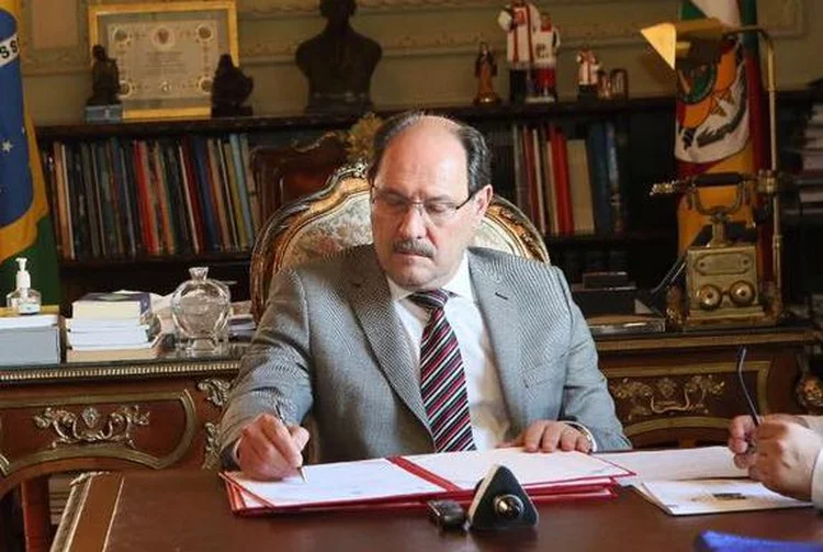 José Ivo Sartori, governador do Rio Grande do Sul: estado quer economizar R$ 146,9 mi com plano (Luiz Chaves / Facebook //Reprodução)