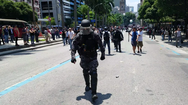 Manifestação no Rio: policial do Choque abandona cordão de isolamento e se junta aos manifestantes (Cedido a EXAME.com por Julio Trindade/Divulgação)