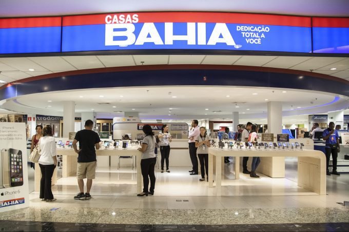 Via Varejo sobe mais de 7% com novo executivo; Bolsa cai pelo 3º dia