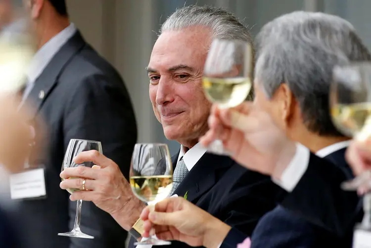 Michel Temer faz brinde em reunião realizada em Tóquio no dia 19/10/2016 (Kim Kyung-Hoon/Reuters)