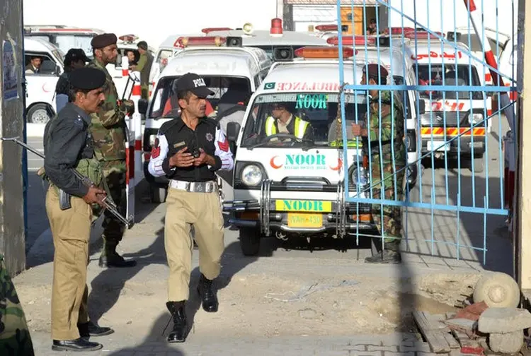 Ataques no Paquistão: EI explodiu bomba em santuário, no sábado (12) (Stringer/Reuters)