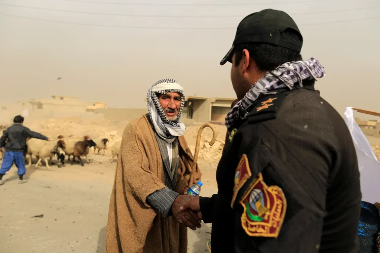 Coalizão que une xiitas, curdos e os Estados Unidos cercou na tarde de ontem todo o perímetro de Mosul (Zohra Bensemra/Reuters)