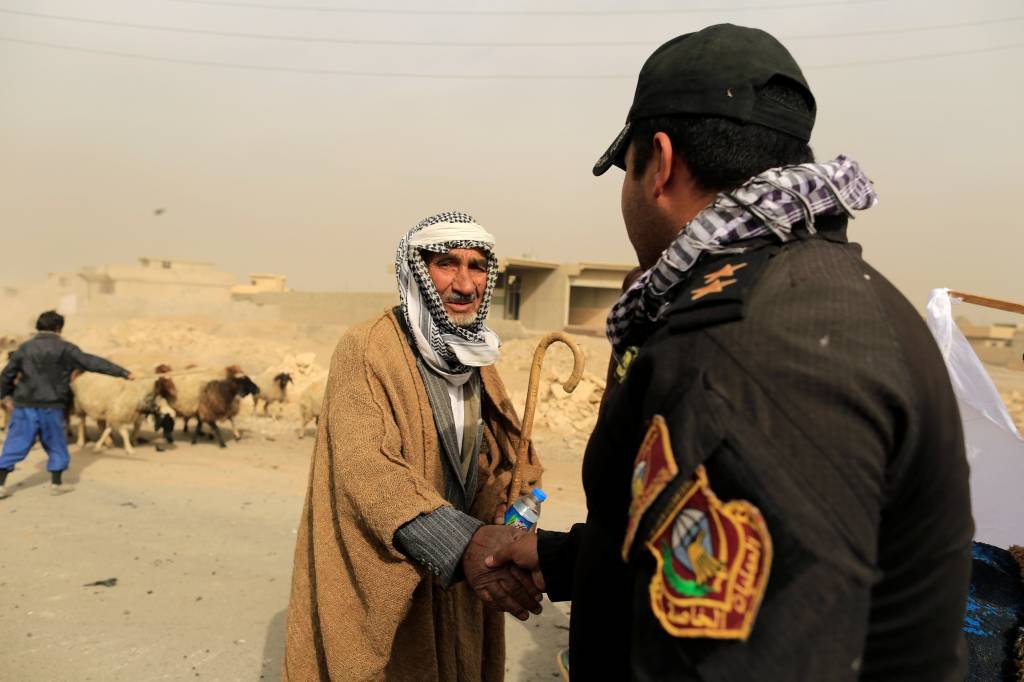 Coalizão que une xiitas, curdos e os Estados Unidos cercou na tarde de ontem todo o perímetro de Mosul (Reuters/Zohra Bensemra)