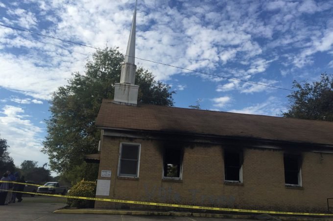 Igreja negra nos EUA é queimada e pichada com slogan de Trump