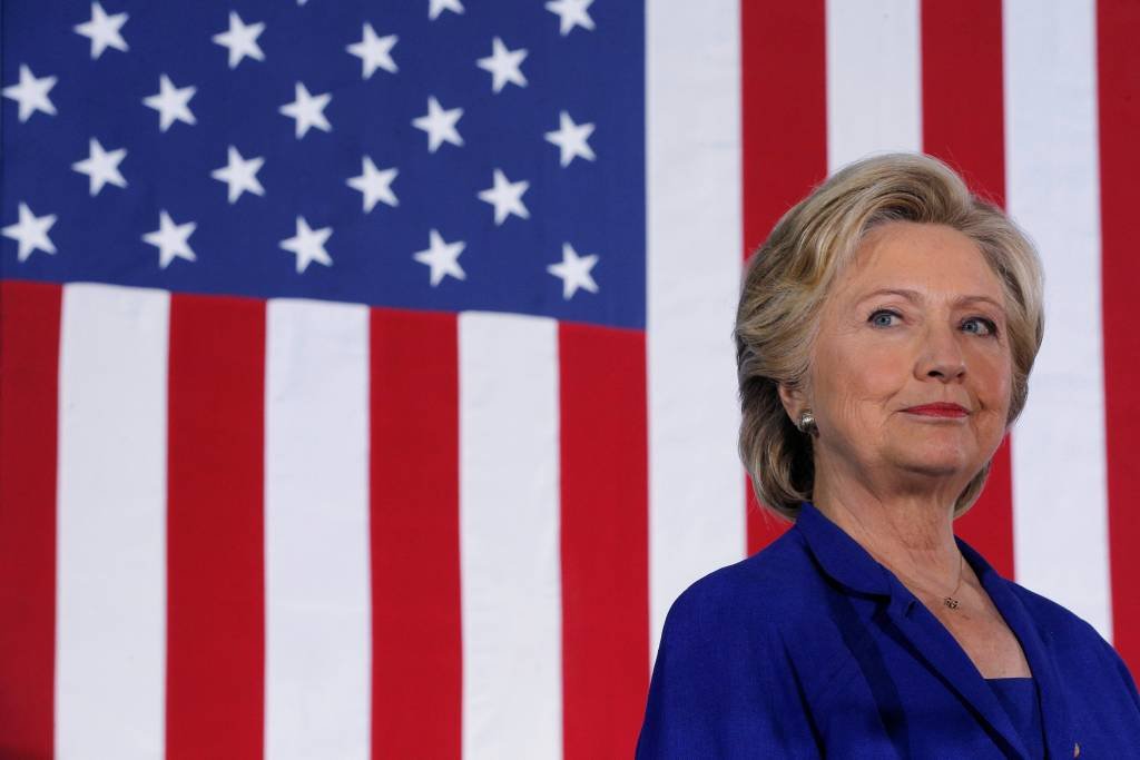 Hillary se livra de nova polêmica com e-mails antes das eleições