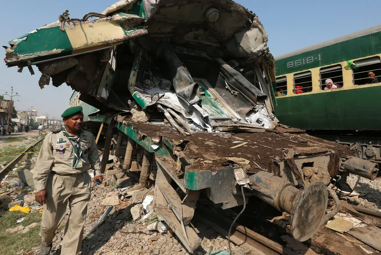 Acidente: o acidente ocorreu no começo da manhã na cidade de Karachi (Akhtar Soomro/Reuters)