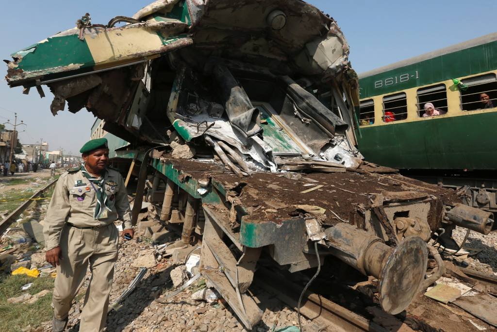 Choque entre trens no Paquistão deixa 20 mortos e 50 feridos