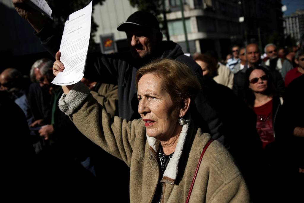 Aposentados protestam em Atenas contra cortes em pensão