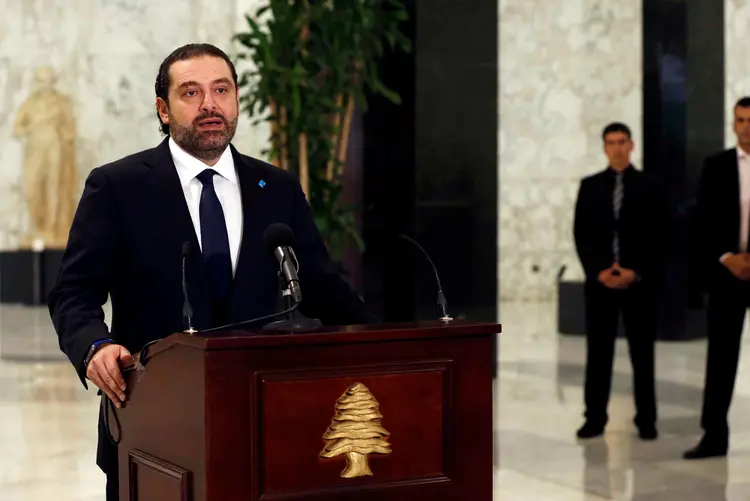 Saad Hariri disse que apresentou sua demissão a Aoun no palácio presidencial, mas então respondeu ao pedido de Aoun para que dê a ele mais tempo para consultas (Reuters/Reuters)