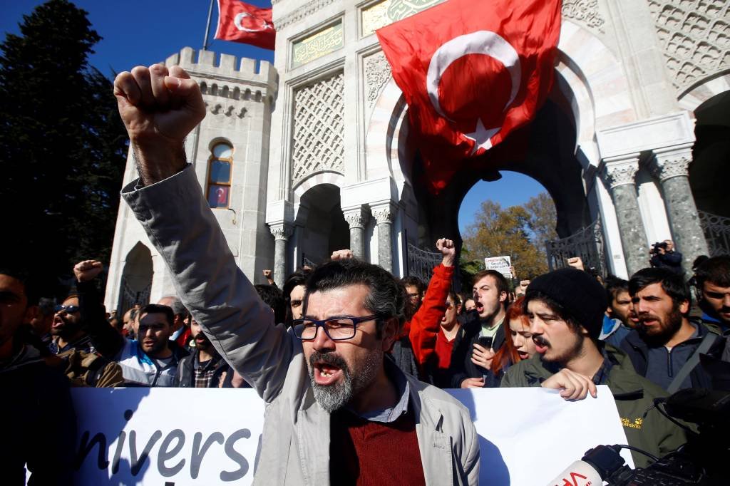 Acadêmicos e estudantes da Turquia protestam contra expurgos