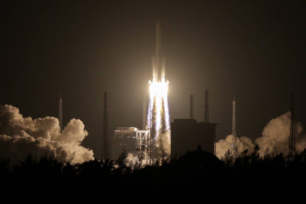China lança ao espaço seu maior foguete propulsor