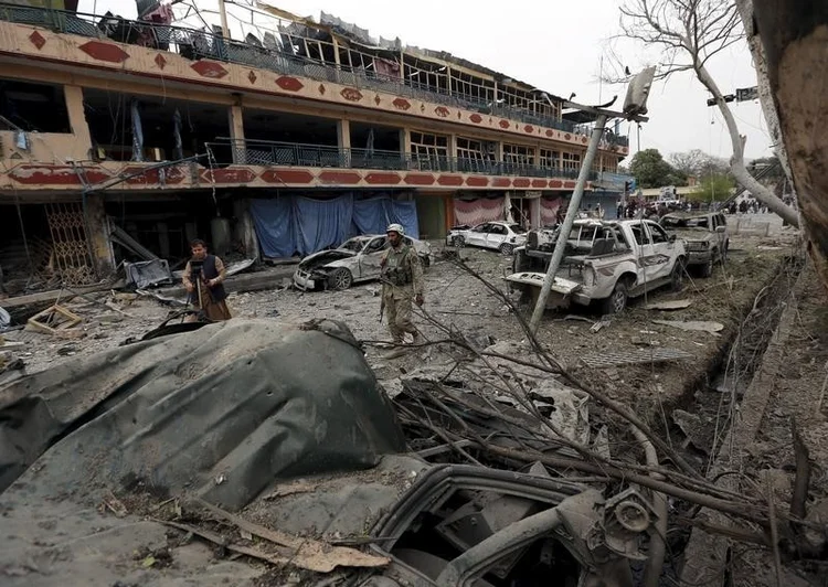 Bombardeios: as forças de segurança entraram ontem à noite em uma aldeia próxima à cidade de Kunduz (Parwiz/Reuters)