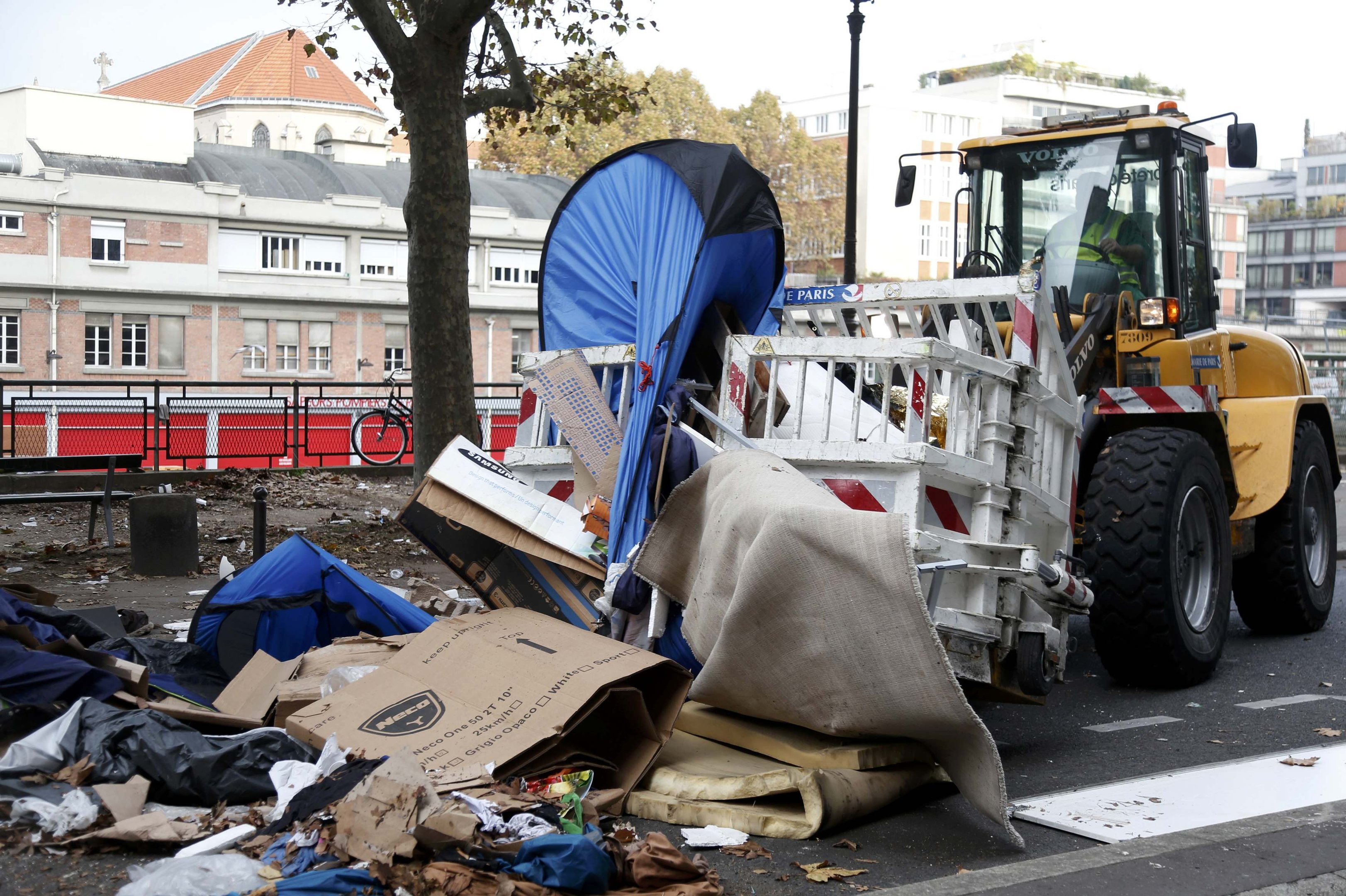 Após Calais, polícia desmonta campo de imigrantes de Paris