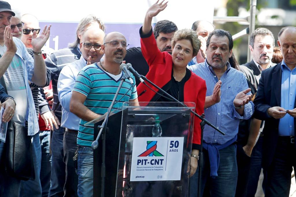 No Uruguai, Dilma denuncia tentativa de "reverter" conquistas