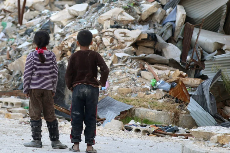 Crianças após bombardeio em Aleppo: ONU alertou para a repetição de massacres de civis (Abdalrhman Ismail/Reuters)