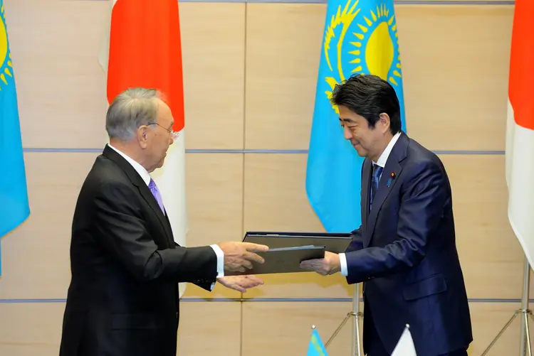 Reunião: o presidente cazaque encerrará a viagem ao Japão com uma visita à cidade de Hiroshima (David Mareuil/Pool/Reuters)