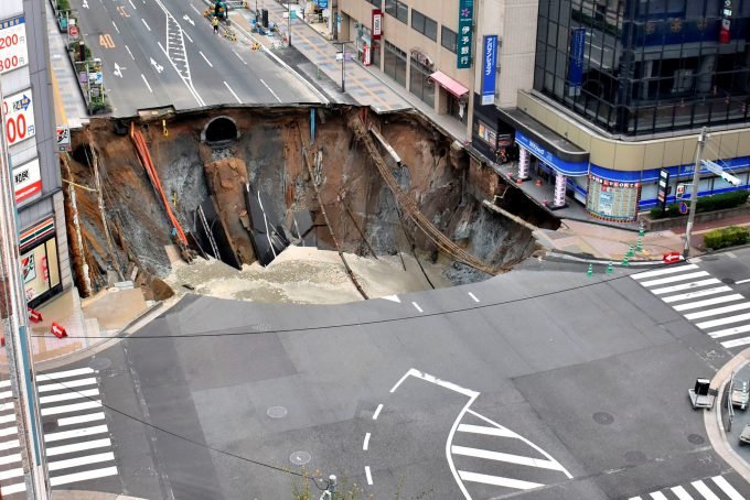 Cratera provoca caos na cidade de Fukuoka, no Japão