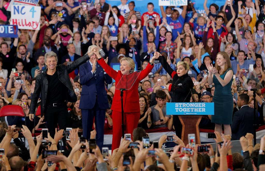 Hillary e Bon Jovi fazem "desafio do manequim" para pedir votos