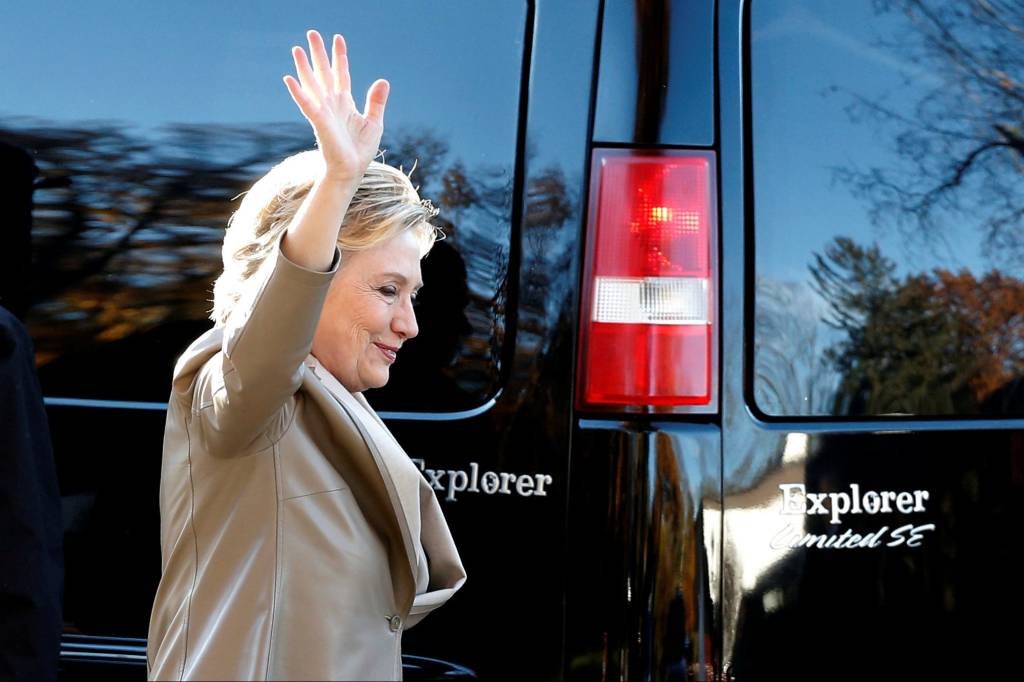 Hillary Clinton vota em Nova York e diz acreditar em vitória