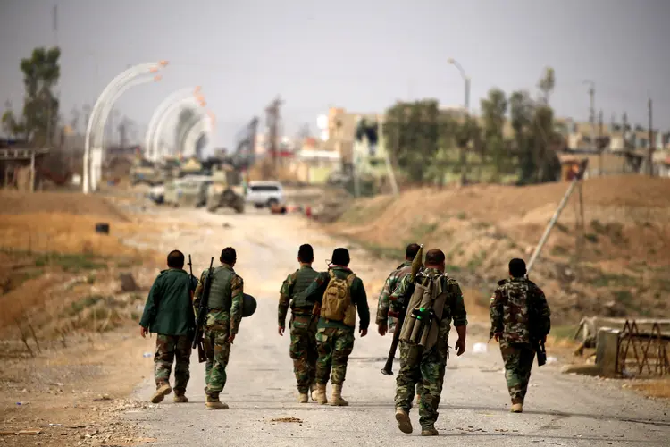 Soldados da coalizão em Mosul: ofensiva entrou na sua sexta semana (Thaier Al-Sudani/Reuters)