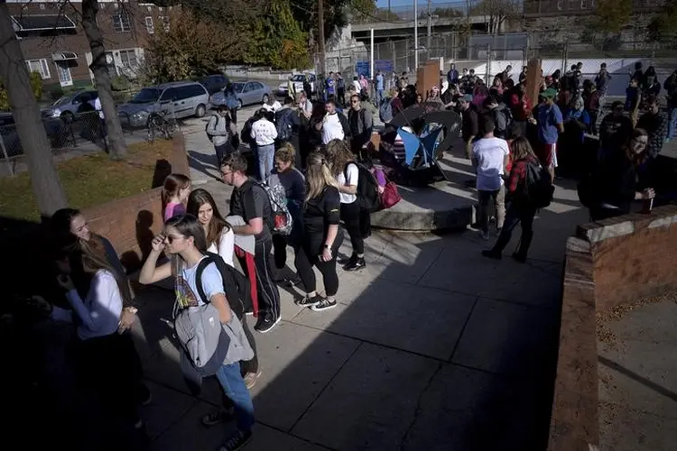 Eleitores fazem fila para votar na Filadélfia: eleitores relataram longas filas, equipamentos não funcionando direito e casos isolados de assédio em locais de votação (Charles Mostoller/Reuters)