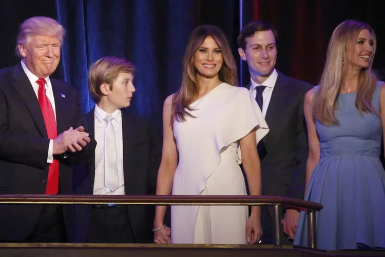 Trump com sua família: Trump confiou em um círculo pequeno de aliados e membros da família durante uma difícil campanha presidencial (Carlo Allegri/Reuters)