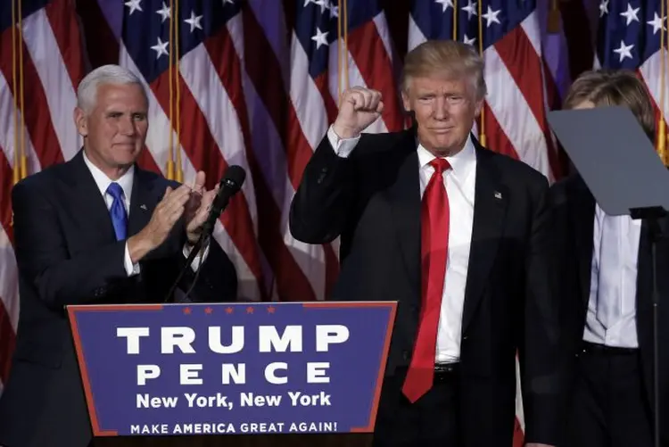 Donald Trump e Mike Pence discursam após vitória na eleição presidencial dos EUA (Mike Segar/Reuters)
