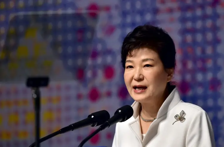 Park Geun-hye sofreu um processo de impeachment no Parlamento em dezembro e teve seus poderes retirados, pendendo decisão da corte (Jung Yeon-Je/Reuters)