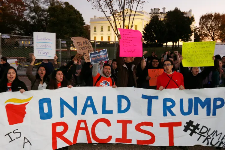 Protestos: cerca de 100 manifestantes marcharam da Casa Branca, onde Trump teve sua primeira reunião de transição com o presidente Obama (Kevin Lamarque/Reuters)