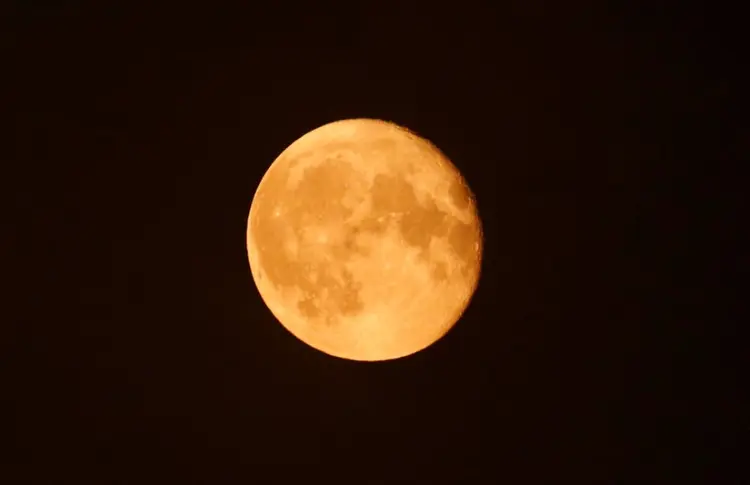 Superlua: Lua vai ficar 14% maior e 30% mais brilhante  (Amr Abdallah Dalsh/Reuters)