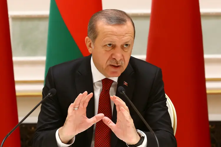 Erdogan: "Senhora Merkel, por que está escondendo terroristas em seu país? (...) Por que não está fazendo nada?", afirmou Erdogan (Vasily Fedosenko/Reuters)