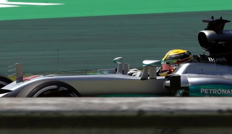 GP do Brasil: Carro de segurança foi à pista para as primeiras voltas (Paulo Whitaker/Reuters)