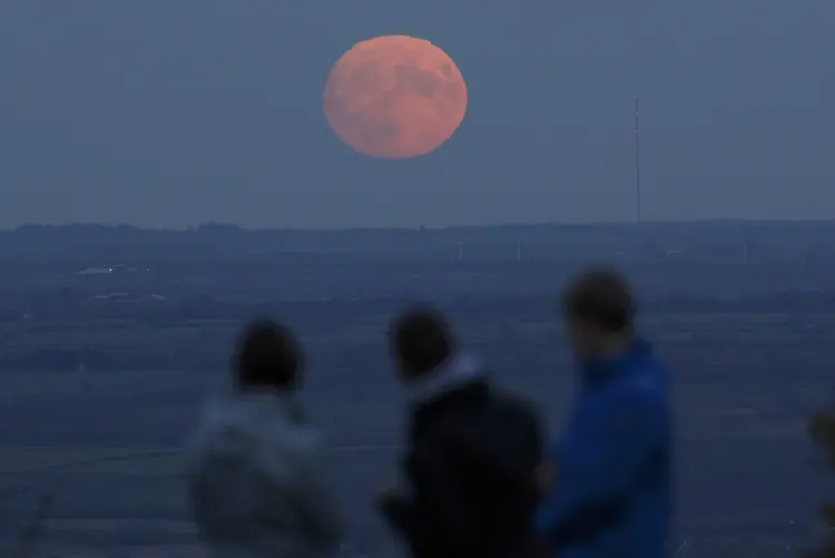 Superlua: a Lua atingiu seu perigeu, o ponto de órbita mais próximo ao centro do nosso planeta, às 11h22 GMT (9h22 de Brasília) (Darren Staples/Reuters)