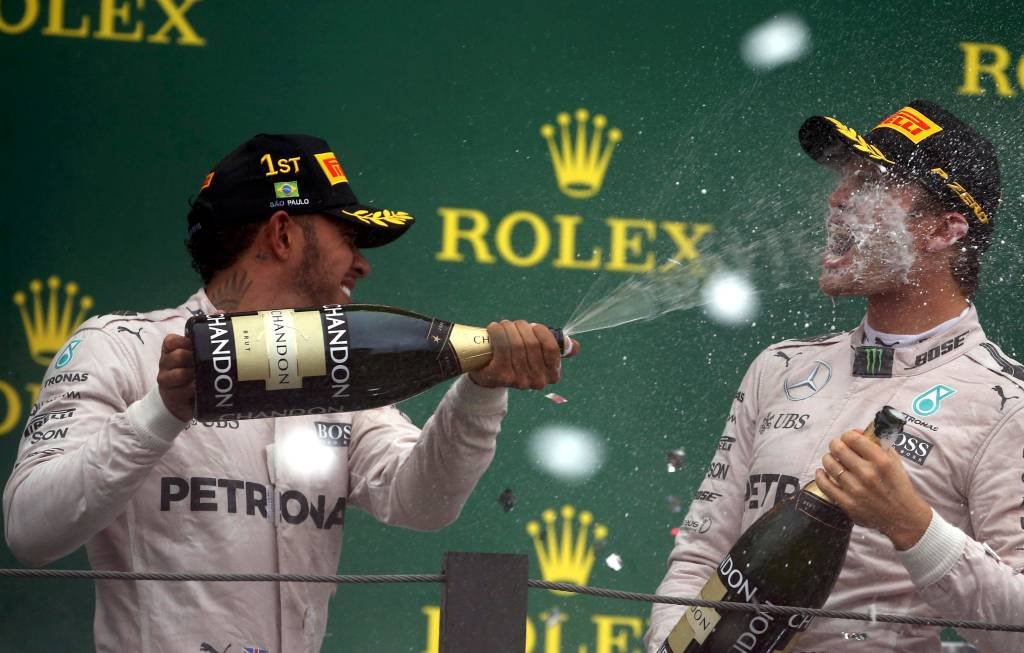 Hamilton vence para levar briga pelo título à última corrida
