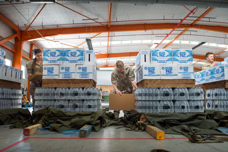 Suprimentos: o custo do terremoto pode chegar a quase 8,4 bilhões de dólares (Brad Hanson/Courtesy of Royal New Zealand Defence Force/Handout/Reuters)