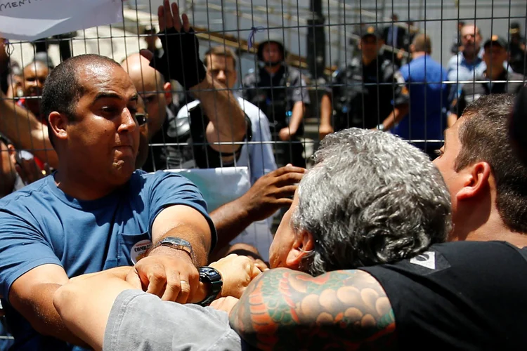 Protesto: são dezenas de PM e barreiras que isolam a Alerj em sua porta principal, fundos e laterais (Ricardo Moraes/Reuters)