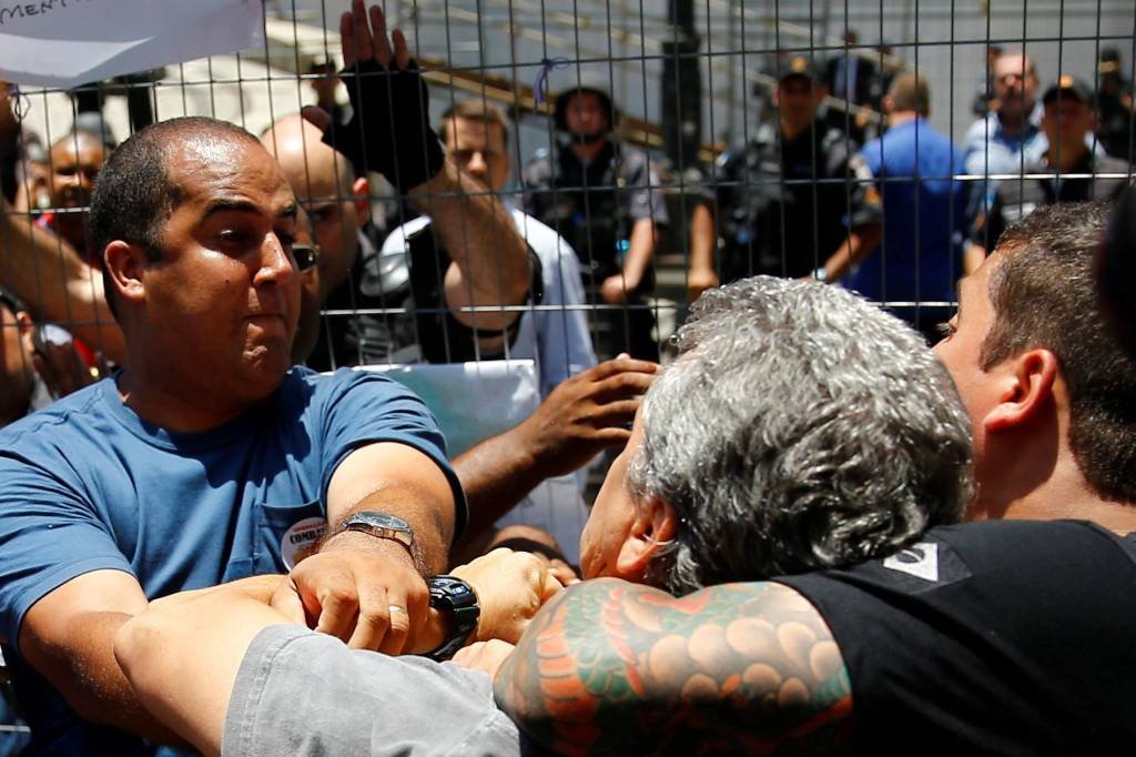 Manifestantes derrubam barreira na Alerj e PM tenta dispersão