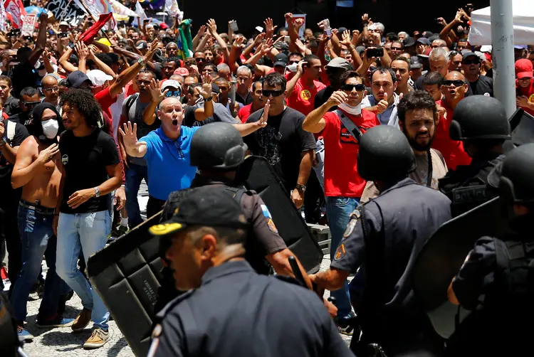 Confronto: os manifestantes jogam fogos de artifício e rojões em cima dos policiais que revidam com bombas de gás e de efeito moral (Ricardo Moraes/Reuters)