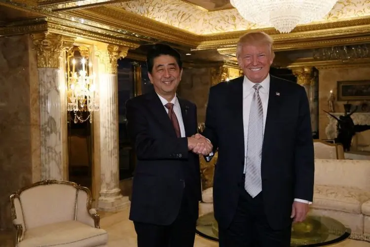 Shinzo Abe e Donald Trump: governo Trump afirmou que o presidente buscará um rápido avanço na direção de um acordo comercial bilateral com o Japão (Cabinet Public Relations Office/Reuters)