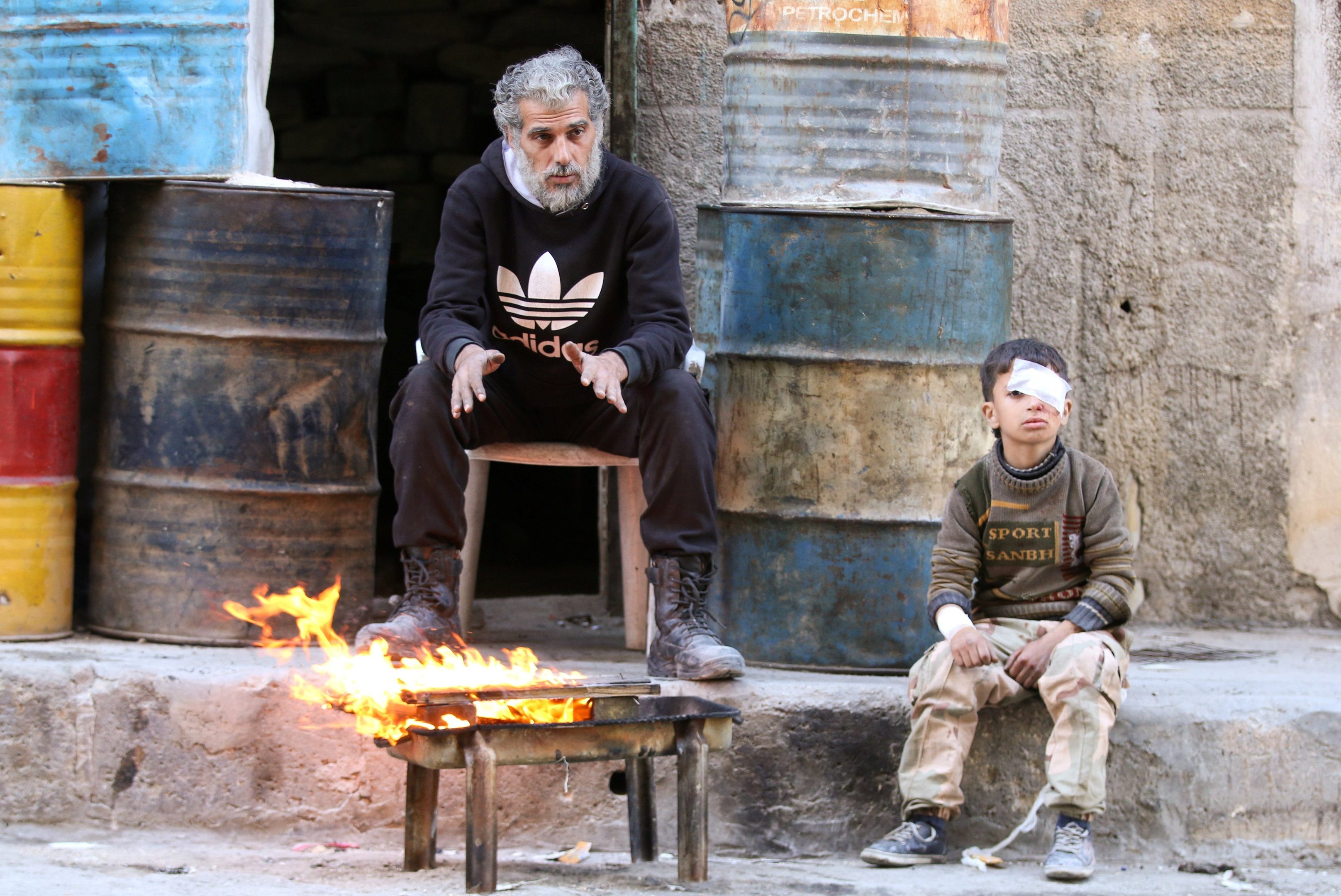 Deslocados lotam ruas, mesquitas e escolas no norte de Aleppo