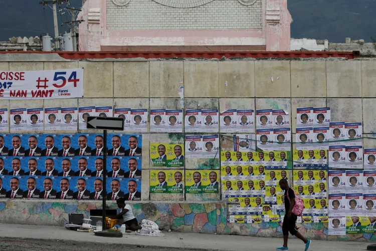 Haiti: os simpatizantes do senador entoavam cânticos como "morte aos brancos" antes de colocar fogo nas casas (Andres Martinez Casares/Reuters)