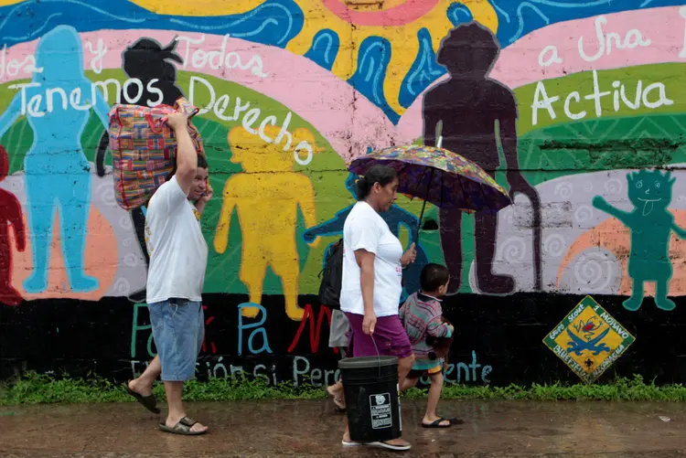 Nicarágua: "Diante da emergência nacional gerada pelo furacão Otto e pelo terremoto que acaba de ter impacto em nosso litoral e com consequências imprevisíveis (...), declara-se estado de emergência nacional em todo o país" (Oswaldo Rivas/Reuters)