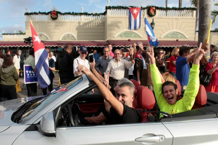 Pessoas comemoram a morte de Fidel Castro em Little Havana, Miami: morte de líder é mudança positiva, diz vendedor (Javier Galeano)